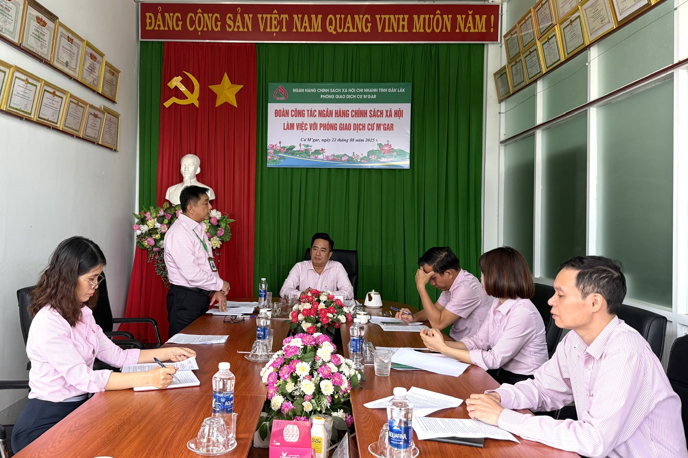 Đoàn công tác Ngân hàng CSXH Việt Nam làm việc với Phòng Giao dịch Ngân hàng CSXH Čư M'gar